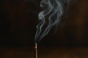 Buhurdan yükselen ince duman: hafif tatlı koku