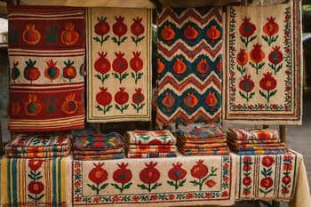 El dokuması tezgâhı: nar motifli kumaşlar