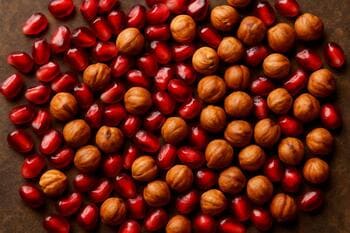 Taze nar taneleri ve kavrulmuş fındık