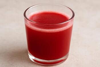 Taze sıkım nar suyu: cam bardakta ince köpük çizgisi