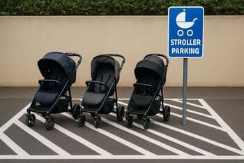 Bebek arabası park alanı: çizgili zemin ve işaret levhası