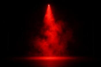 Ana sahnede kırmızı spot ışık ve duman