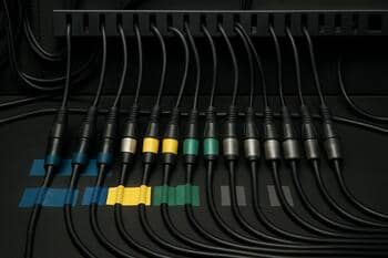 Sahne arkası: kablo düzeni ve bantlanmış bağlantılar