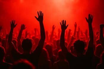 Kalabalık: kırmızı ışıkta eller havada