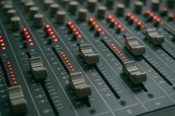 Ses mikseri: kaydırıcılar ve kırmızı göstergeler