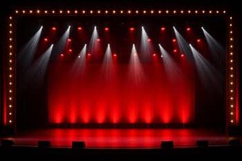 Ana sahne: geniş platform ve kırmızı arka ışık