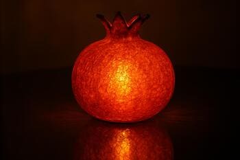 Nar şeklinde lamba: parlak cam yüzeyde yansıma