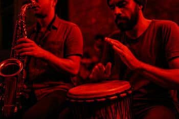 Sokak müzisyenleri: kırmızı ışık altında ritim