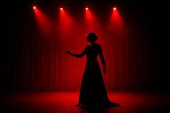 Gece sahnesi: kızıl ışık hüzmesi ve kalabalık silüetleri