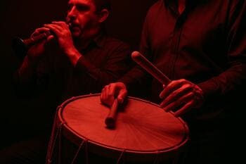 Davul-zurna ikilisi: tempo tutan eller ve nar tonlu ışık